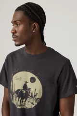 Remera negra de algodón de Levi's con cuello redondo y mangas cortas. Estampado frontal con un jinete a caballo en el desierto y el logo de la marca.
