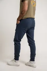 Pantalón gris de corte recto, con cintura elástica y bolsillos laterales.