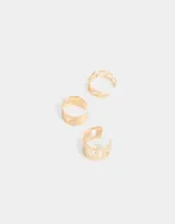 Set de tres aros earcuff dorados con diferentes diseños: uno con forma de cadena, otro liso con una abertura y otro con la palabra "Love" calada.