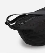 Bolso hobo mediano color gris oscuro con textura plisada y correa transversal ajustable.