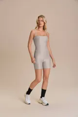 Jumpsuit corto color ladrillo con breteles finos, de tejido Allure® Adaptiv con superficie acanalada y ligero brillo.