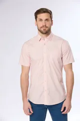 Camisa azul marino lisa de manga corta con cuello abotonado, cierre frontal con botones y bolsillo en el pecho. Confeccionada en algodón.