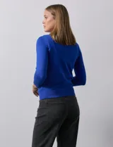 Cárdigan tejido en hilado fino color lila, con cuello redondo y abertura frontal con botones.