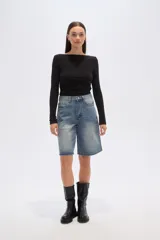 Bermuda de jean azul claro, estilo boyfriend, tiro alto, con largo a la rodilla y roturas.