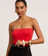 Blusa sin breteles confeccionada en poliamida color rojo.