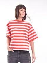 Remera blanca de algodón con cuello redondo y mangas cortas.