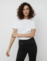 Jegging de algodón elastizado, color negro, con pretina ancha elastizada de tiro alto. Presenta bolsillos laterales simulados con remaches metálicos y bolsillos funcionales en la parte trasera.