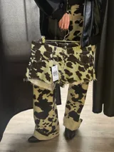 Short de jean con estampado animal print de vaca en blanco y negro, tiro alto, corte ajustado y ruedo desflecado.