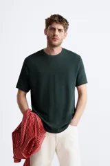 Jersey de punto color marrón oscuro, de corte relajado (relaxed fit), con cuello redondo y manga corta.