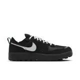Championes urbanos Nike C1TY de hombre, color negro con detalles en blanco y verde.