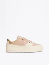 Zapatillas Tommy Hilfiger color crema y rosa pálido, con detalles dorados en el talón y logo de la marca en el lateral.