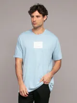 Remera celeste de algodón con logo de Calvin Klein estampado en el pecho.