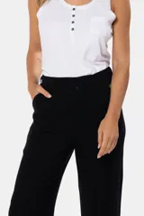 Pantalón de lino y viscosa color negro, con media cintura elastizada, bolsillos laterales y bolsillos decorativos en la parte trasera.