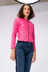 Chaqueta de eco cuero fucsia de corte clásico y slim fit, con cierre frontal.