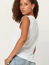 Musculosa blanca con cuello en V y sisas anchas.