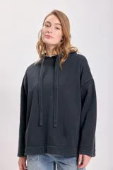 Buzo canguro deportivo gris con capucha y cordones, de corte oversize y mangas largas.