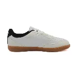 Championes urbanos Umbro Track para hombre, color blanco con detalles en negro y suela de goma color caramelo.