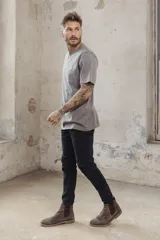 Remera gris con cuello redondo y mangas cortas. Estampado pequeño de dos patos en el pecho.