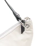 Cartera tipo hobo de cuero color taupe, con cierre superior y correa de hombro negra.