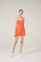Vestido corto color naranja con breteles finos y corpiño con ballenas.
