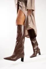 Botas de cuero negro con estampado de cocodrilo, caña alta, punta cuadrada y taco bloque.