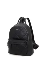 Mochila negra con diseño acolchado en forma de rombos, doble asa de mano y tiras de mochila ajustables.