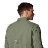 Camisa de manga larga color verde oliva, marca Columbia, modelo Tamiami II. Confeccionada en tejido ripstop con tecnología Omni-Wick de secado rápido y Omni-Shade UPF 40 de protección solar. Cuenta con cuello abotonado, dos bolsillos frontales con cierre de velcro, mangas enrollables con trabilla, aberturas de ventilación en la espalda y soporte para caña de pescar.