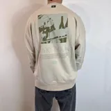 Buzo color beige de corte oversize con estampa en la espalda de botellas de vino y texto en verde.