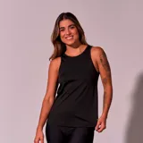 Musculosa deportiva negra de corte clásico con cuello redondo y sisas anchas.