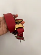 Cinto de cuero marrón con hebilla metálica plateada y doble pasador.