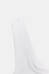 Top negro de corte ajustado, con escote redondo y tirantes anchos. Presenta un diseño de superposición de telas.