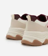 Championes chunky femeninas de la marca Satinato, confeccionadas en PU texturizado con paneles superpuestos en tonos beige, rosado y bordó. Cuentan con cierre de cordones, entresuela con diseño en capas y suela robusta de goma.