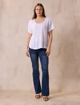 Remera amarilla de lino y poliéster, manga corta con fruncido en los hombros y escote redondo.