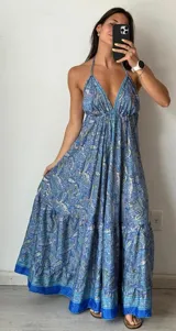 Vestido largo con estampado paisley en tonos de azul, celeste y blanco. Escote halter con tirantes finos y espalda descubierta.