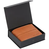 Billetera de cuero color caramelo con costuras a la vista y logo de la marca grabado en la parte inferior.