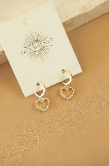 Aros dorados tipo argolla con dije colgante en forma de corazón con circonitas.