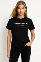 Remera blanca de algodón con estampado frontal con la frase "Ibiza is cheaper than therapy" en color bordó.
