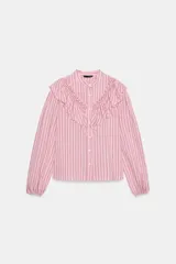 Camisa de manga larga color rosa claro con finas rayas verticales en tono rosado más oscuro. Presenta cuello mao y un gran volante fruncido que recorre el frente, desde los hombros hasta el centro. Los puños son elásticos.