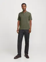 Polo de hombre color verde oliva, de punto estructurado con textura sutil, corte regular, cuello polo clásico, mangas cortas y cierre con botones.