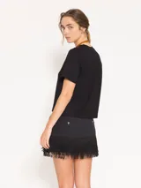 Remera blanca de jersey pesado con escote redondo, mangas cortas y bordado de un ají rojo en el frente.