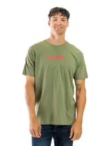 Remera celeste con estampado circular en el pecho, con texto en verde y negro.