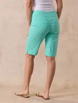 Bermuda color beige en gabardina elastizada, con pretina ancha elastizada, bolsillos simulados en la parte delantera y bolsillos aplicados en la parte trasera.