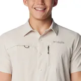 Camisa de manga corta color gris oscuro, con cierre de botones frontal, dos bolsillos en el pecho (uno con cierre de cremallera y otro con velcro), ventilación en la espalda y tecnología Omni-Shade™ Broad Spectrum UPF 50 y Omni-Wick™.