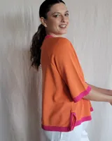 Sweater color beige de tejido de punto con mangas cortas y cuello redondo.