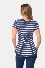 Remera de algodón a rayas horizontales azul marino y blancas, con cuello redondo y mangas cortas.