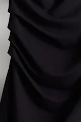 Minivestido negro de punto elástico, con cuello alto, mangas cortas y drapeado lateral.
