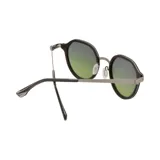 Lentes de sol Indie modelo Ringo, con marco redondo de madera color marrón oscuro y lentes verdes degradé.