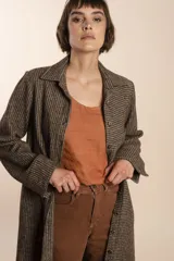 Camisa larga con botones dorados y bolsillo plaque en la delantera. Prenda liviana de uso diario, descontracturado, se puede usar todo el año. Tela 100% lana fina sin teñir, diseñada exclusivamente por Don Baez. Hecha 100% en Uruguay.