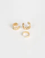 Set de tres earcuffs dorados de metal con diferentes diseños.