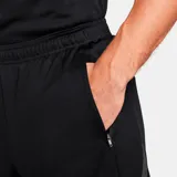 Short deportivo Nike Strike de hombre, color negro con detalles en gris y logo blanco.